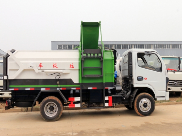 小多利卡5方掛桶垃圾車(chē)
