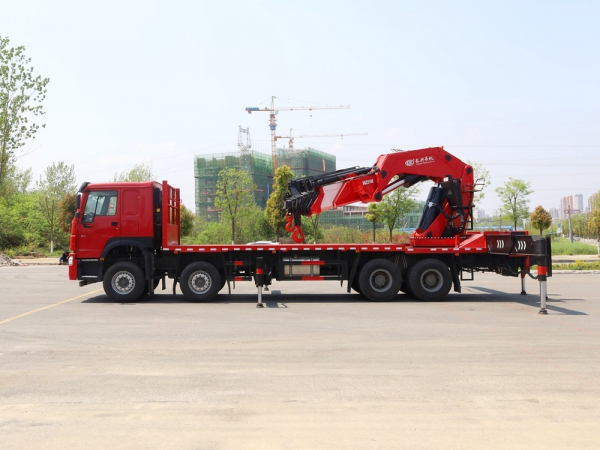 重汽豪沃前四后八110噸折臂式隨車(chē)吊