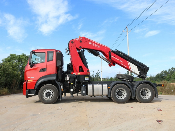 東風(fēng)天龍KL牽引頭30噸折臂隨車吊