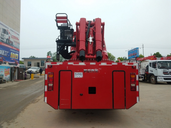 重汽豪沃五軸130噸汽車起重機