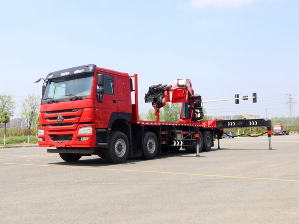 重汽豪沃前四后八110噸折臂式隨車(chē)吊