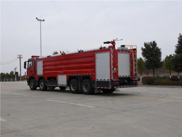 重汽豪沃24噸泡沫消防車