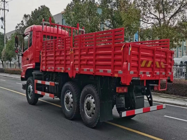 六驅(qū)運(yùn)兵車(chē)