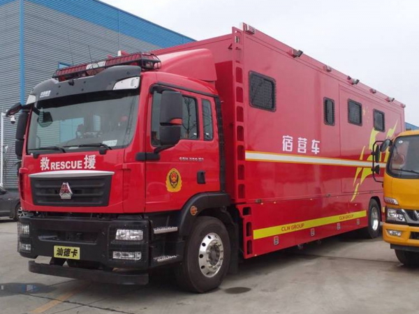 重汽汕德卡24人野外住宿車