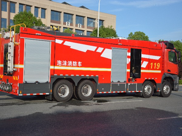 奔馳18噸泡沫消防車