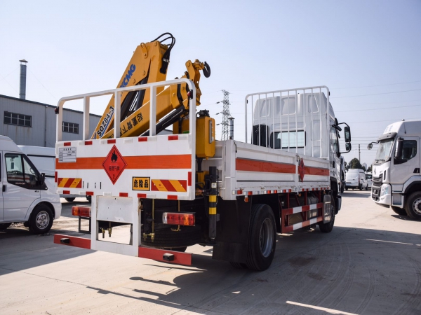 國六柳汽單橋氣瓶帶吊車