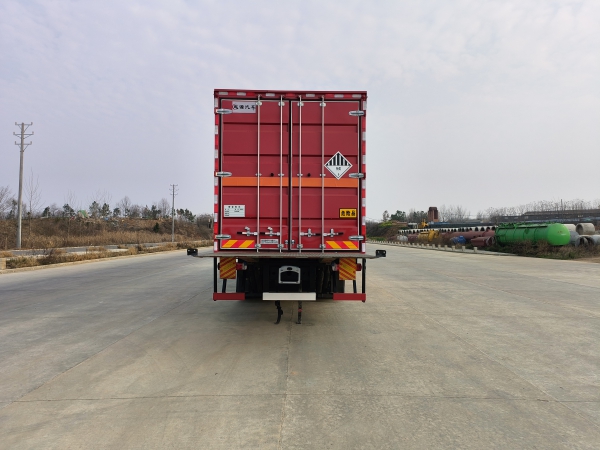 解放J6L 三軸雜項(xiàng)運(yùn)輸車