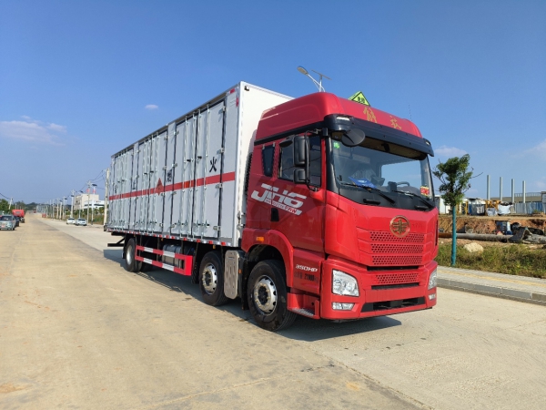 JH6三軸爆破運(yùn)輸車