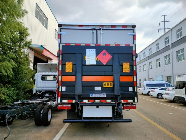 解放J6爆破器材運(yùn)輸車