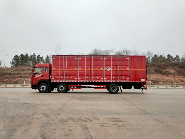 解放小三軸氣體廂式車