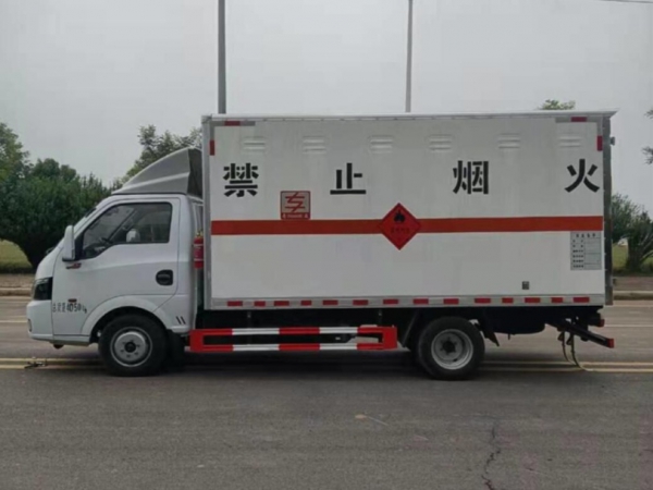 東風(fēng)途逸爆破器材廂式運輸車