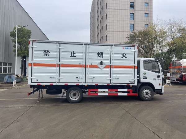 東風(fēng)多利卡D7雜項(xiàng)廂式危險(xiǎn)品運(yùn)輸車