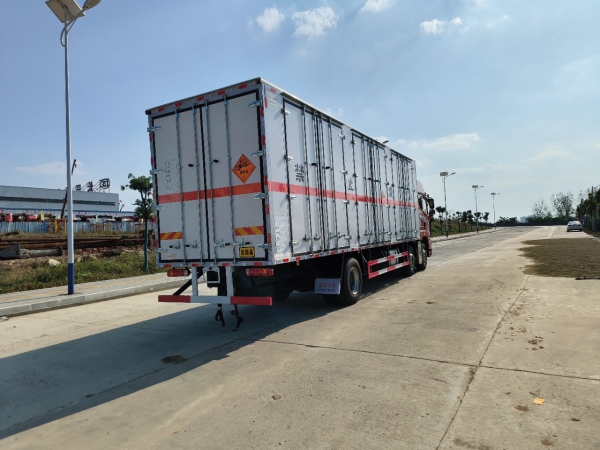 JH6三軸爆破運(yùn)輸車