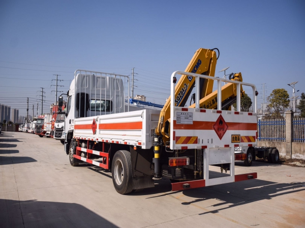 國六柳汽單橋氣瓶帶吊車