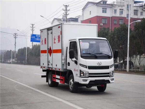 躍進危爆器材運輸車（3.3米）