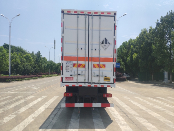 東風天錦小三軸雜項廂式運輸車