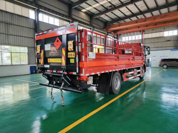 解放J6L欄板危險(xiǎn)品車