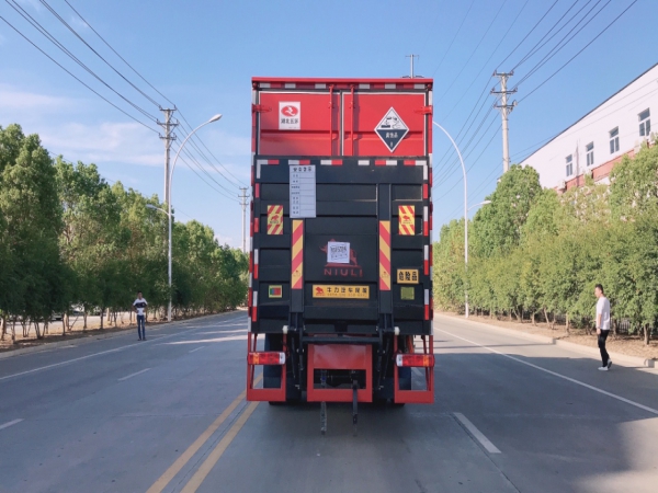 解放龍V腐蝕性物品廂式