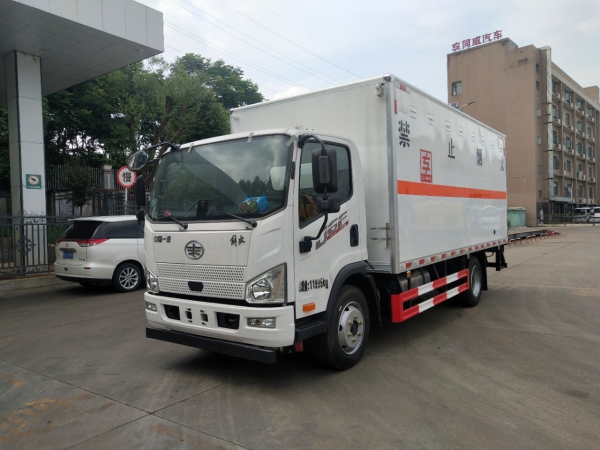 解放J6F虎VH雜項危險物品廂式運輸車（黃牌)