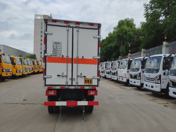 福田時(shí)代小卡之星爆破藍(lán)牌