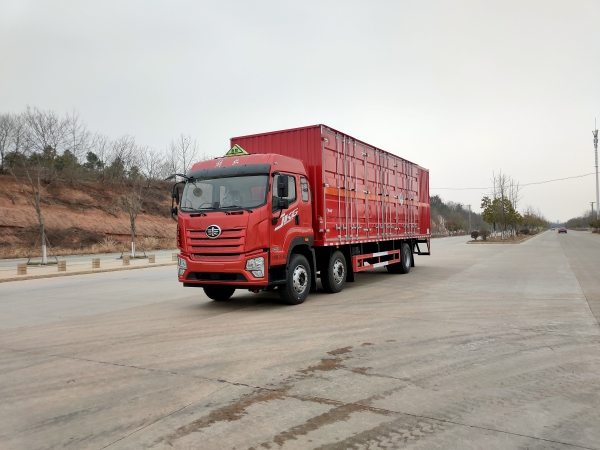 解放小三軸氣體廂式車