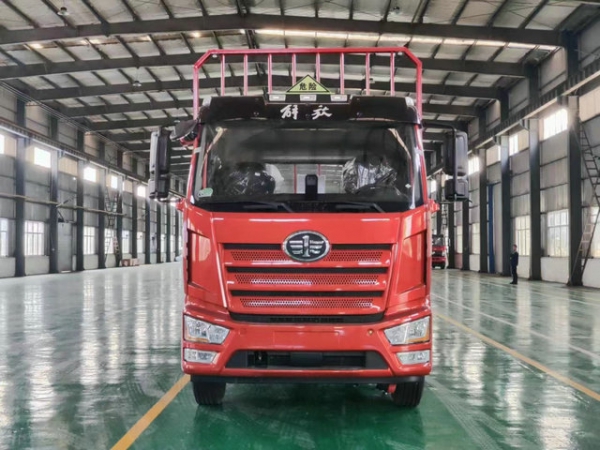 解放J6L欄板危險(xiǎn)品車