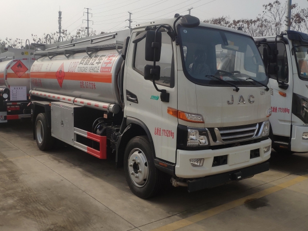 江淮駿鈴V7 8噸油罐車(chē)
