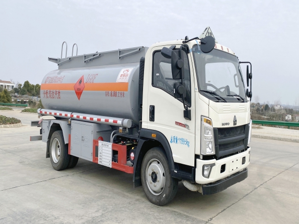 重汽豪沃新東日8.88立方加油車