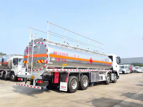 柳汽乘龍30.5方前四后八鋁合金運油車