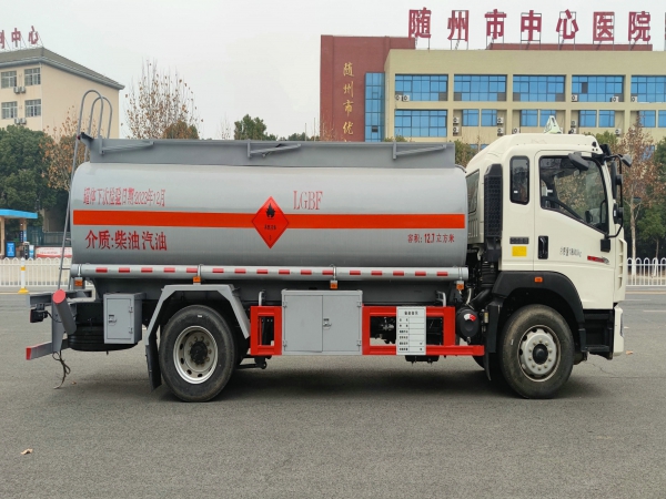 重汽豪沃12.7立方（新東日牌YZR5187GJYZ6型加油車）