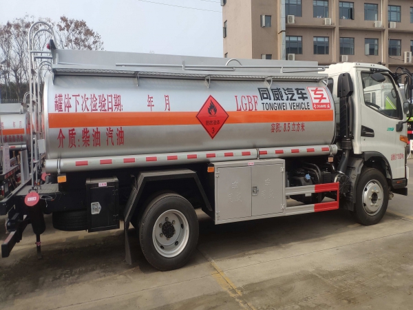 江淮駿鈴V7 8噸油罐車(chē)