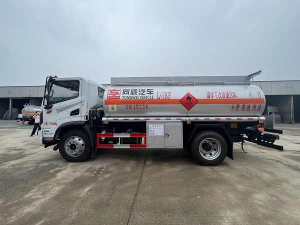 東風(fēng)錦程10噸油罐車