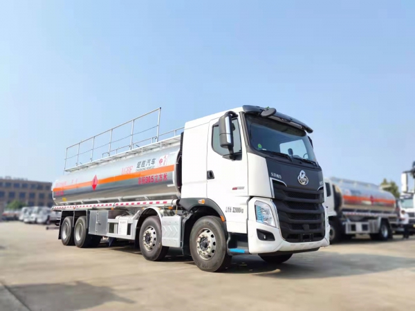 柳汽乘龍30.5方前四后八鋁合金運油車