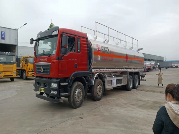 汕德卡 前四后八油罐車