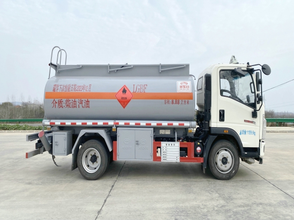 重汽豪沃新東日8.88立方加油車