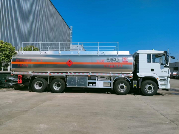 國(guó)六陜汽德龍前四后八30.9方鋁合金運(yùn)油車(chē)